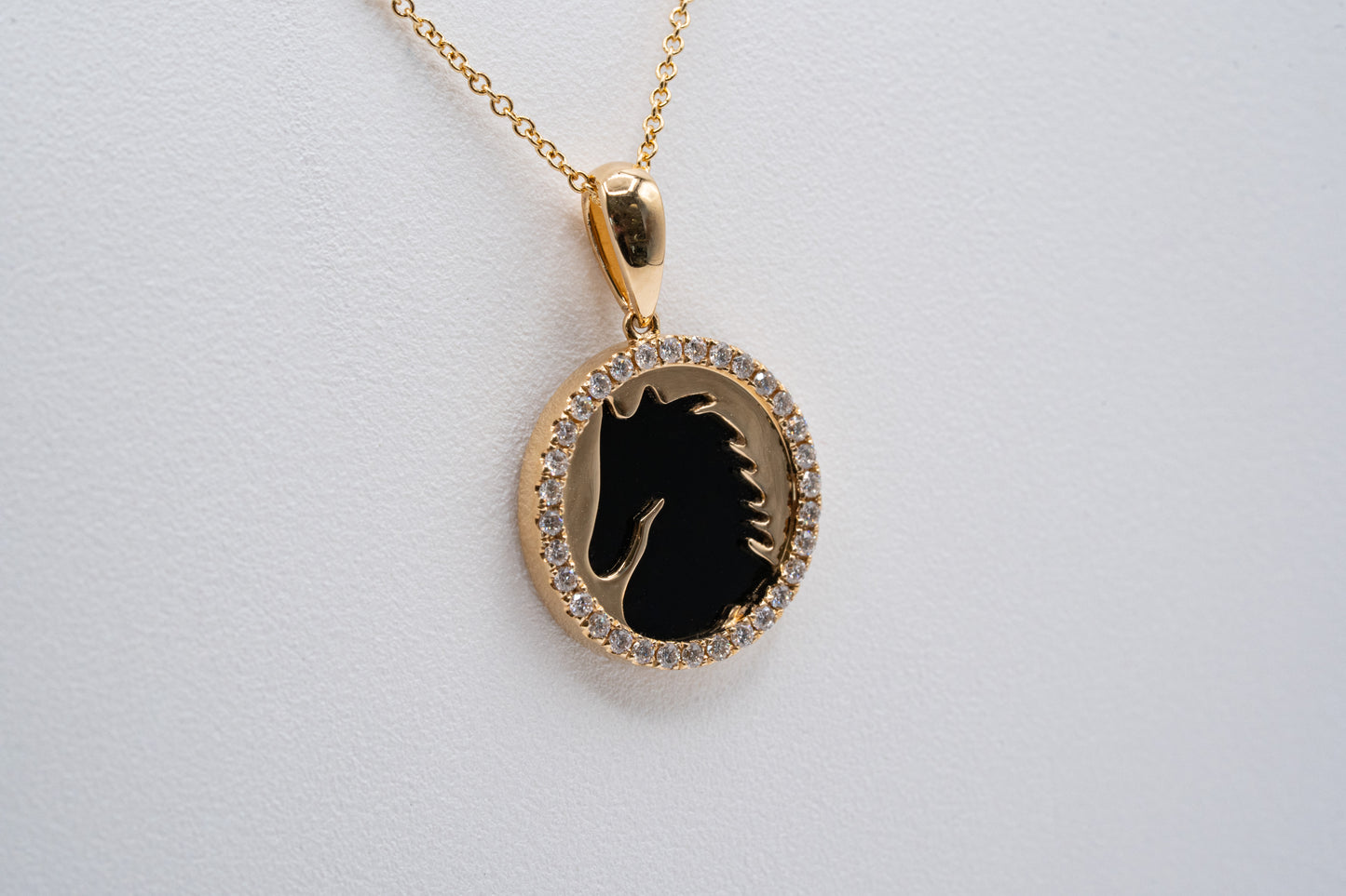 18KT YELLOW GOLD ONYX HORSE DIAMOND DISC PENDANT