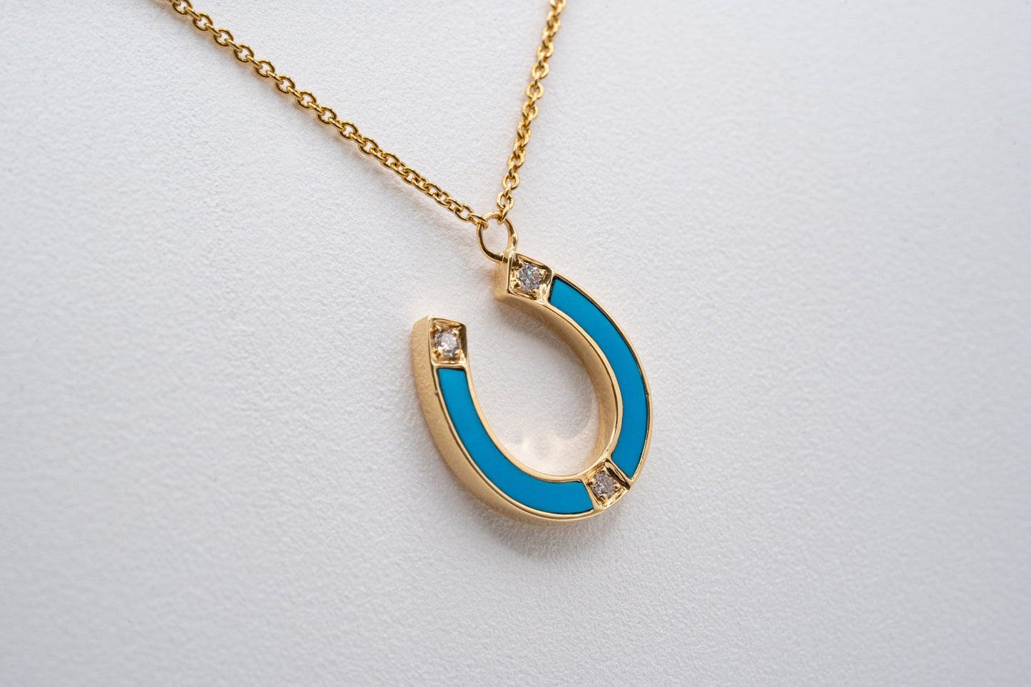 18kt yellow gold turquoise horseshoe necklace