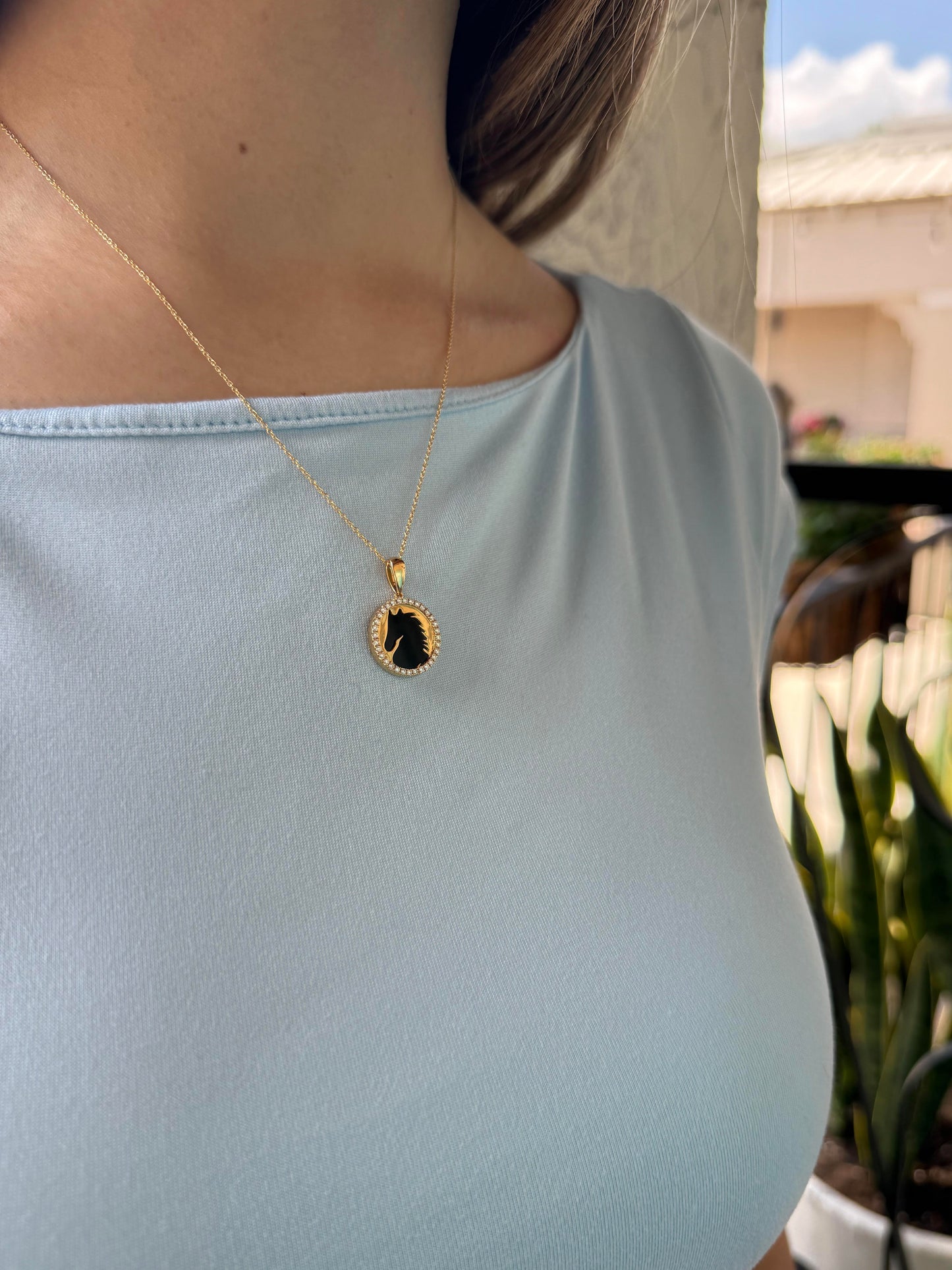 18KT YELLOW GOLD ONYX HORSE DIAMOND DISC PENDANT