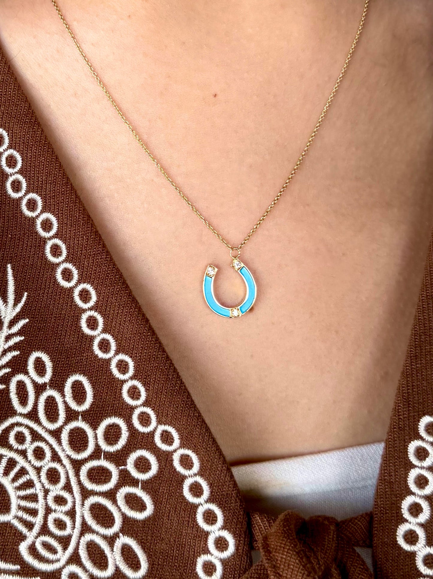 18kt yellow gold turquoise horseshoe necklace